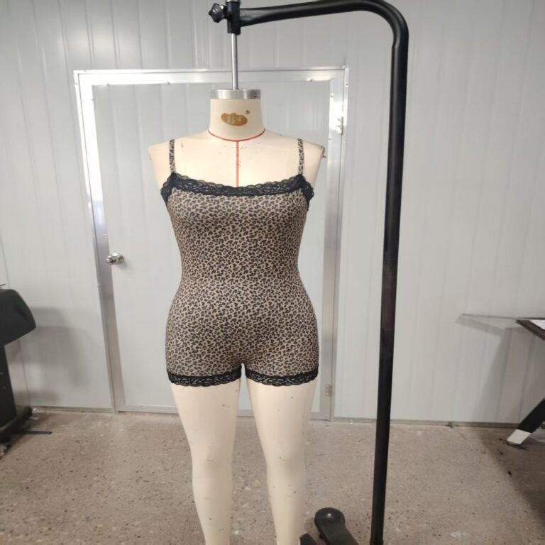 女士瑜伽连体裤 Stitched Fitness Yoga Lace-Trim Camisole & Shorts Jumpsuit