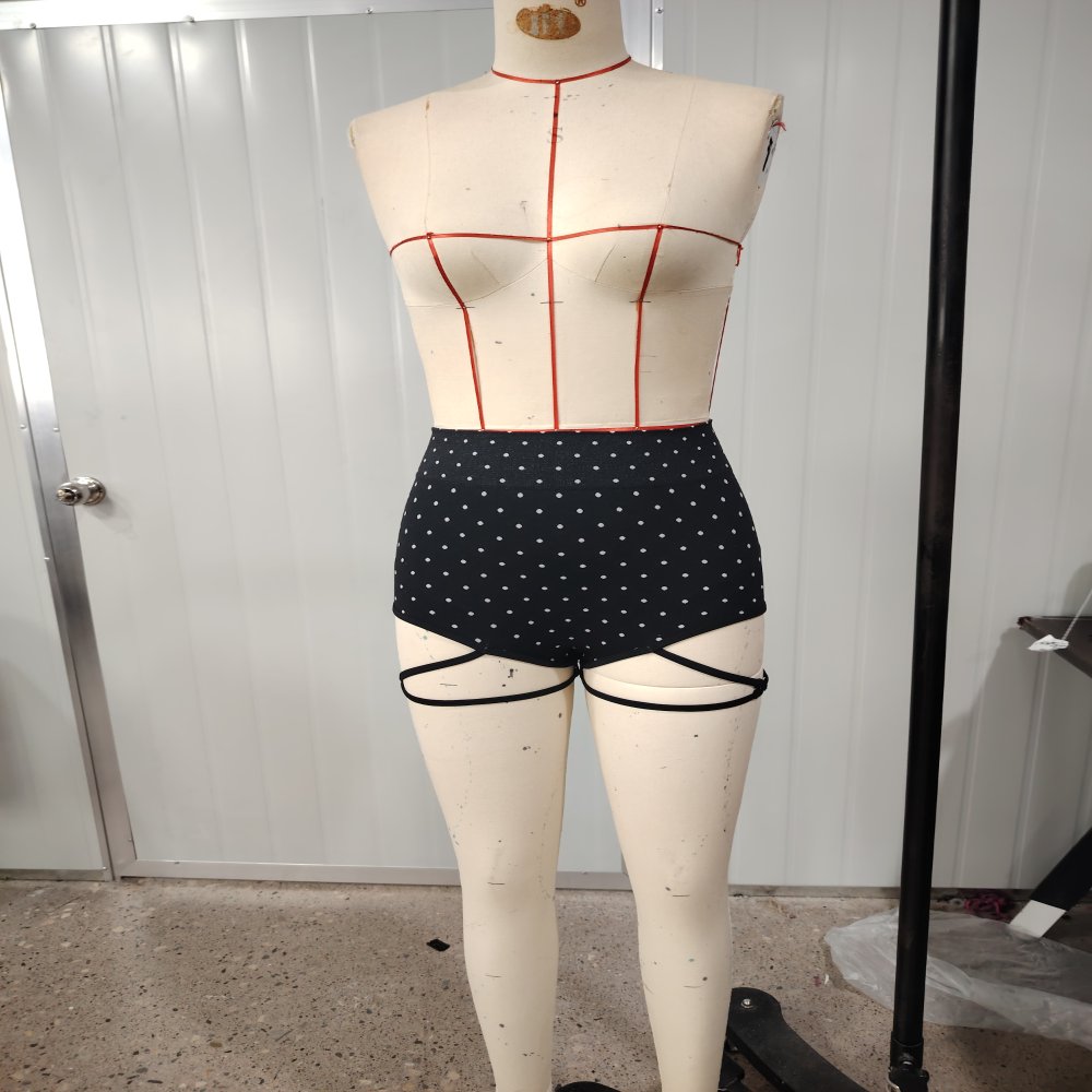 女士瑜伽短裤 Seamless Yoga Shorts with Polka Dots / Side Strap Detailing / Stylish & Sexy / Versatile